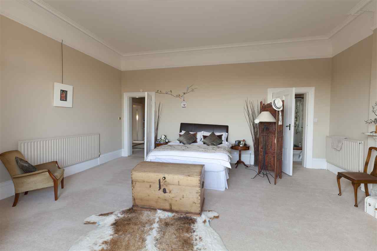 resized-2349823-07 - Master Bedroom.jpg